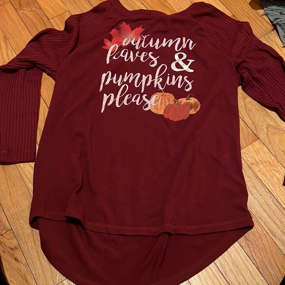 Burgundy, fall, long sleeve In great condition 🙃